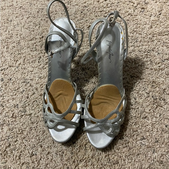 Silver heels - Picture 1 of 2